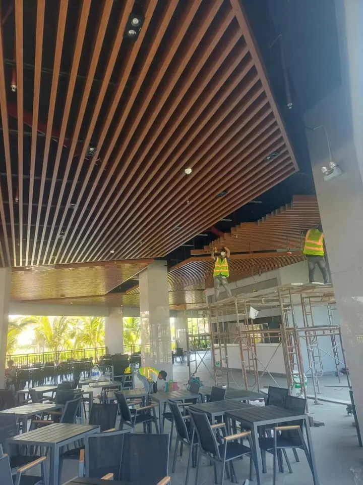Thi công trần nhôm sảnh cafe ngoài trời